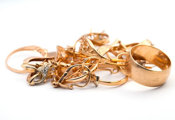 مجموعه ای از حلقه های طلایی زنانه جدا شده روی پس زمینه سفید