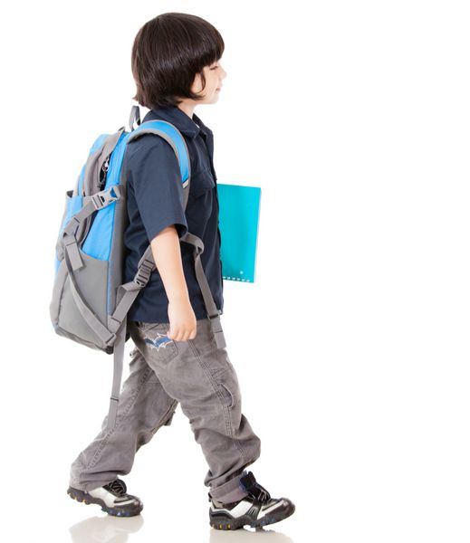 پسری که به مدرسه می رود - جدا شده روی پس زمینه سفید