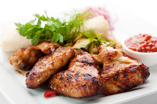 غذاهای گوشتی داغ - بال مرغ کبابی با سس تند قرمز