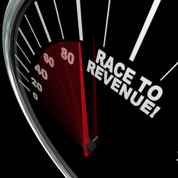 دویدن سوزن قرمز روی سرعت‌سنج با عبارت Race to Revenue که نمادی از سرعت رشد در افزایش سود و سرمایه است