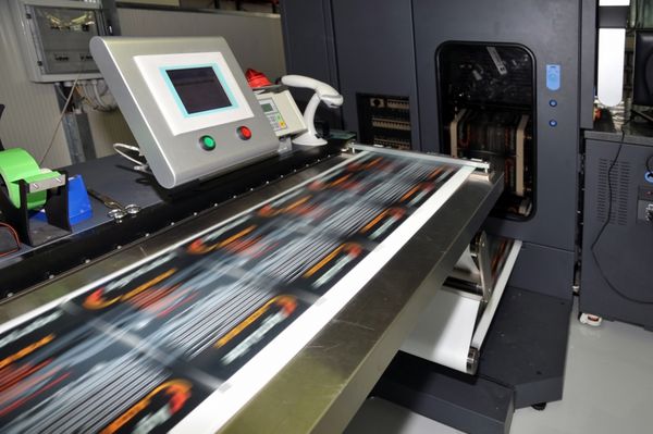 چاپ دیجیتال چاپ مجدد تصاویر دیجیتال بر روی یک سطح فیزیکی است به طور کلی برای چاپ های کوتاه و برای سفارشی سازی رسانه های چاپی استفاده می شود
