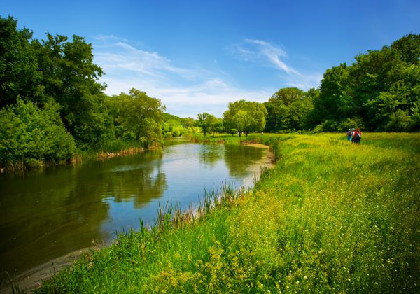 منظره تابستانی با رودخانه و آسمان آبی