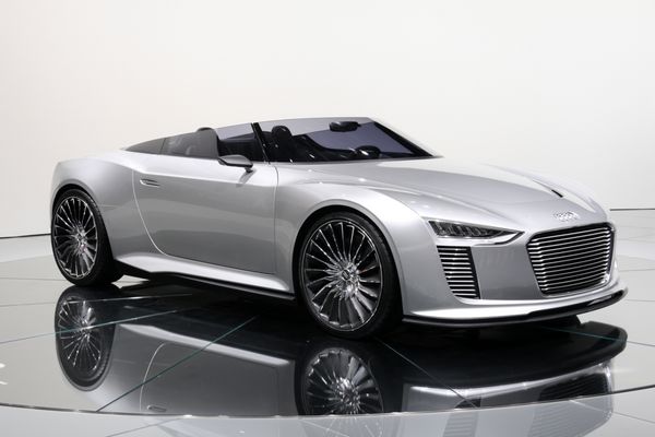 پاریس - 11 اکتبر یک خودروی الکتریکی فولکس واگن AG Audi e-Tron Spyder در نمایشگاه اتومبیل پاریس 2010 در پورت دو ورسای در 11 اکتبر 2010 در پاریس فرانسه به نمایش گذاشته شد