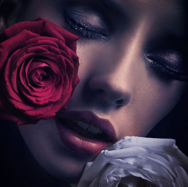 پرتره صورت یک زن با گل رز