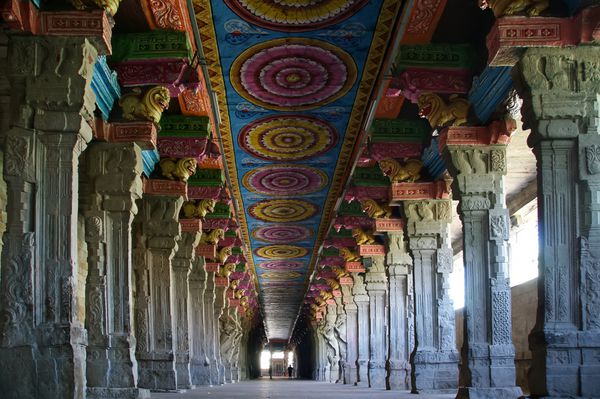داخل معبد هندو میناکشی در مادورای تامیل نادو جنوب هند این یک معبد دوقلو است که یکی از آنها به میناکشی و دیگری به لرد ساندارسوارار اختصاص دارد
