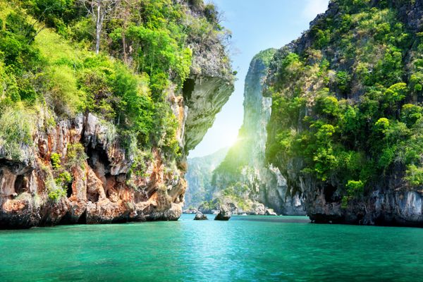 صخره ها و دریا در کرابی تایلند