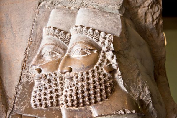 دو سر نقش برجسته های باستانی تخت جمشید ایران