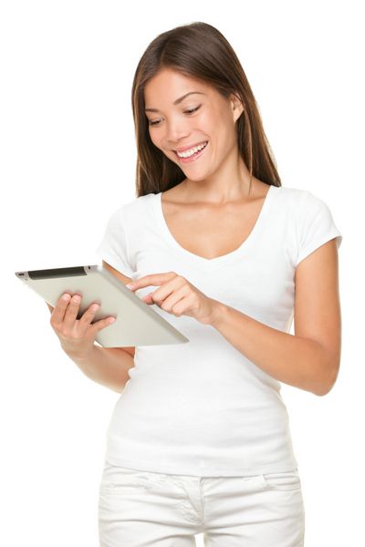 زنی که رایانه لوحی جدا شده در پس زمینه سفید را در دست دارد کار بر روی صفحه نمایش لمسی زن آسیایی قفقازی گاه به گاه خندان
