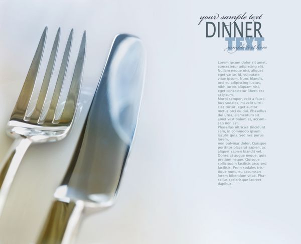 سری غذاهای منوی رستوران با کپی اسپیس چنگال و چاقو در چیدمان میز زیبا