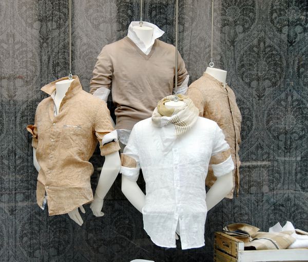 انواع پیراهن مردانه شیک در ویترین مغازه