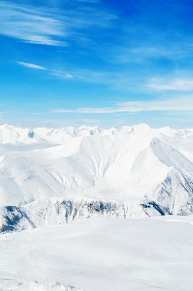 کوه های مرتفع زیر برف در زمستان