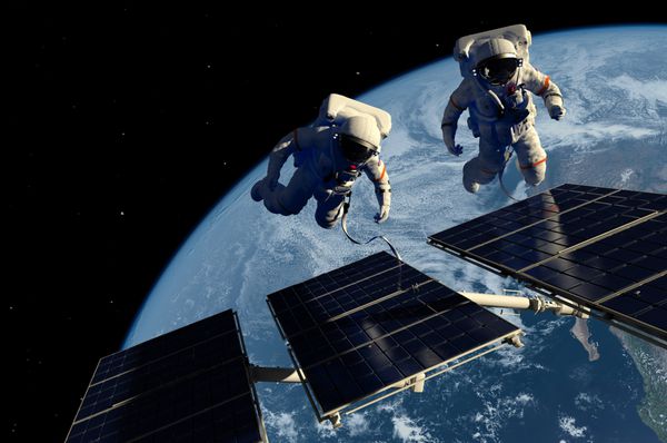 فضانوردان در فضای اطراف باتاری خورشیدی