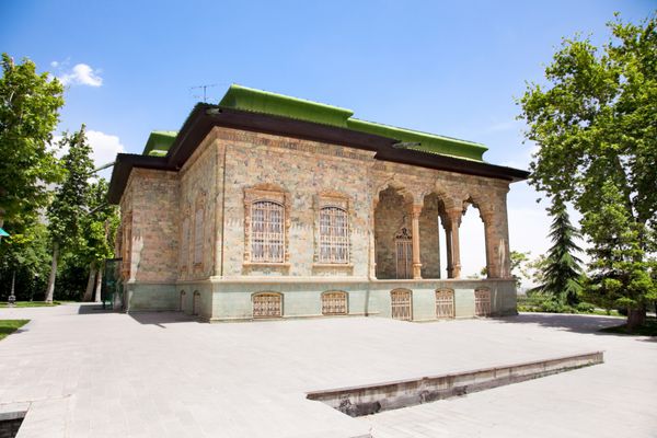 کاخ سعدآباد کاخی است که توسط خاندان پهلوی در منطقه شمیران تهران ساخته شده است ایران