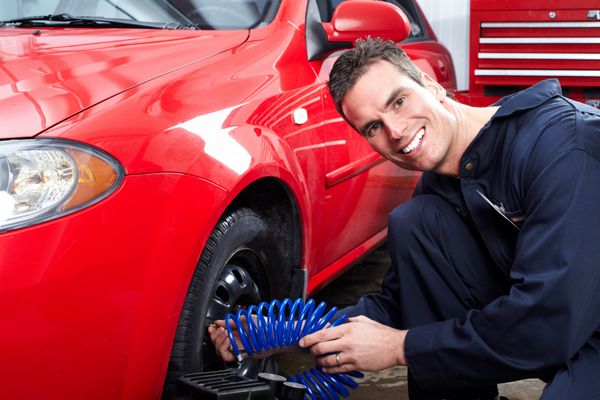 تعویض لاستیک حرفه ای مکانیک خودرو در تعمیرگاه خودرو گاراژ