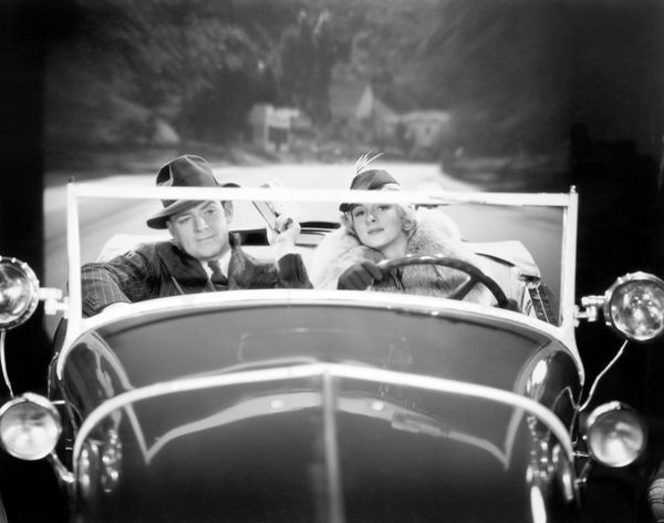زن و شوهر در حال رانندگی