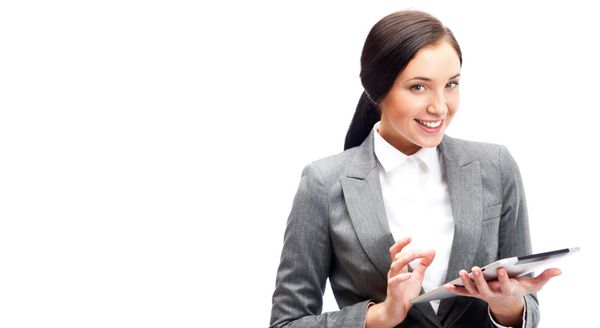 زن تاجری که رایانه لوحی ایزوله شده در پس زمینه سفید در دست دارد کار بر روی صفحه نمایش لمسی