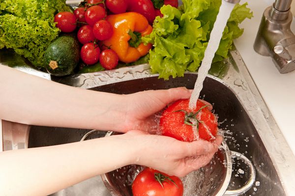 شستن سبزیجات پاشیدن آب تهیه سالاد تازه