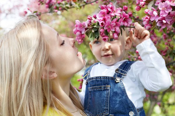 مادر و فرزندش از اوایل بهار بین گل لذت می برند