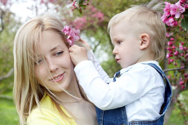 مادر و فرزندش از اوایل بهار بین گل لذت می برند