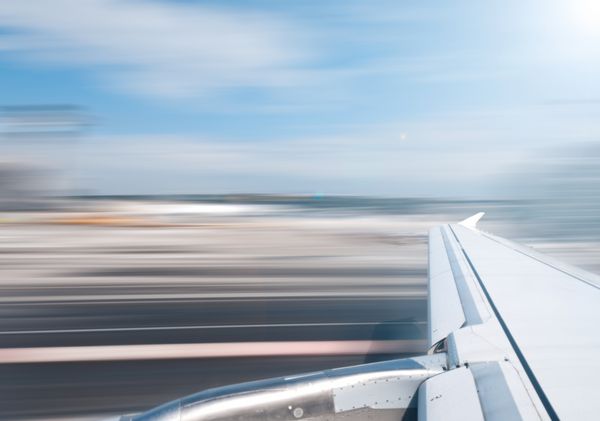 نمای بال هواپیما در هنگام برخاستن یا فرود تاری حرکت زمین و آسمان فرودگاه