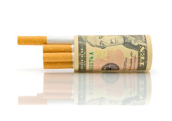 عادت های گران قیمت سیگار و پول در پس زمینه سفید