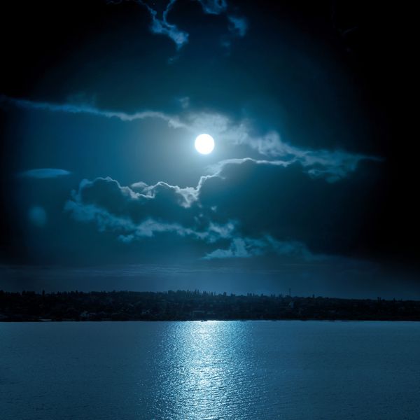 انعکاس ماه در دریاچه