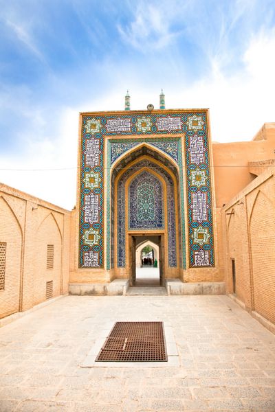 ورودی مسجد جامع یزد با تزئینات درخشان