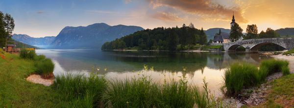 آلپ در اسلوونی - دریاچه بوهینج در پارک ملی تریگلاو منظره کوه در طلوع خورشید
