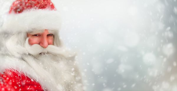 پرتره بابا نوئل در حال خندیدن در بارش برف