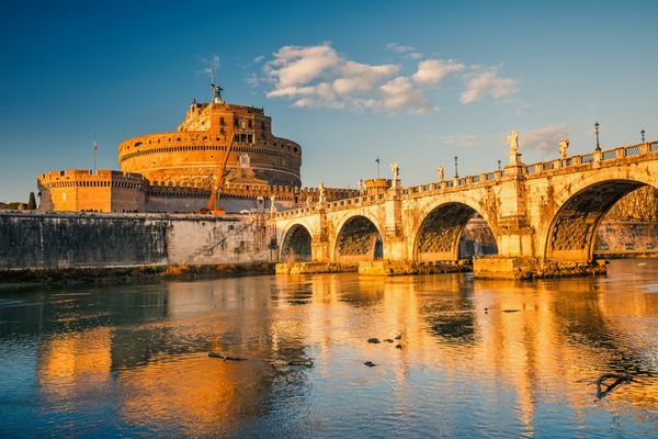 قلعه سنت فرشته و پل بر روی رودخانه تیبر در رم ایتالیا