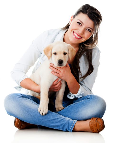 زنی با یک توله سگ کوچک - جدا شده روی پس زمینه سفید