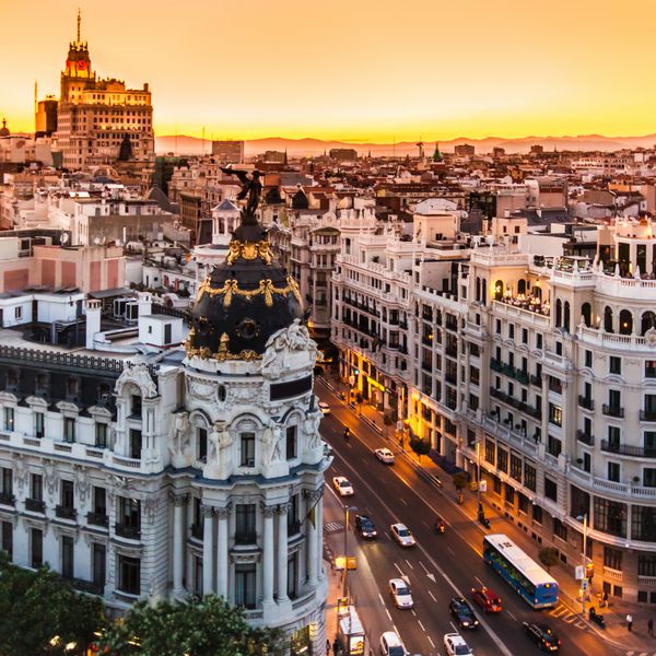 نمای هوایی پانوراما از Gran Via خیابان اصلی خرید در مادرید پایتخت اسپانیا اروپا