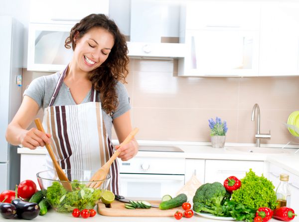 زن جوان آشپزی غذای سالم - سالاد سبزیجات رژیم غذایی مفهوم رژیم غذایی سبک زندگی سالم آشپزی در خانه غذا را آماده کنید