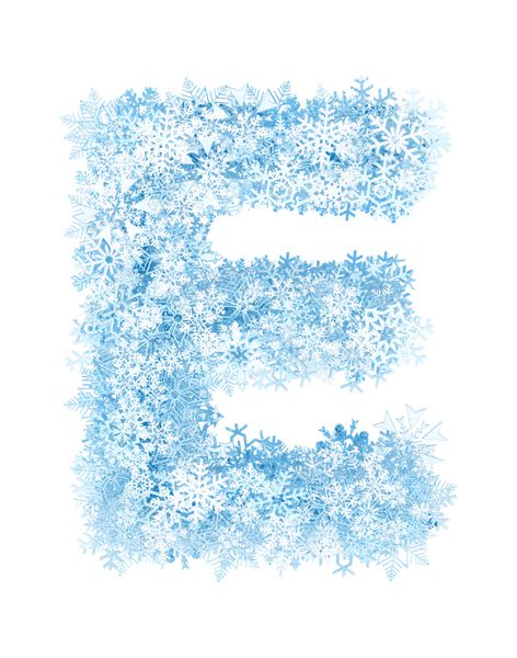 حرف E الفبای دانه های برف آبی یخ زده در پس زمینه سفید