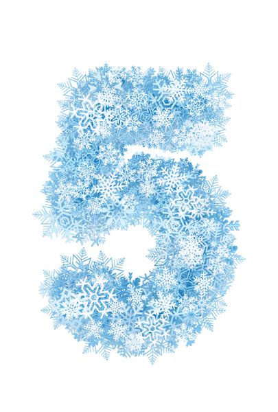 شماره 5 الفبای دانه های برف آبی یخ زده در پس زمینه سفید