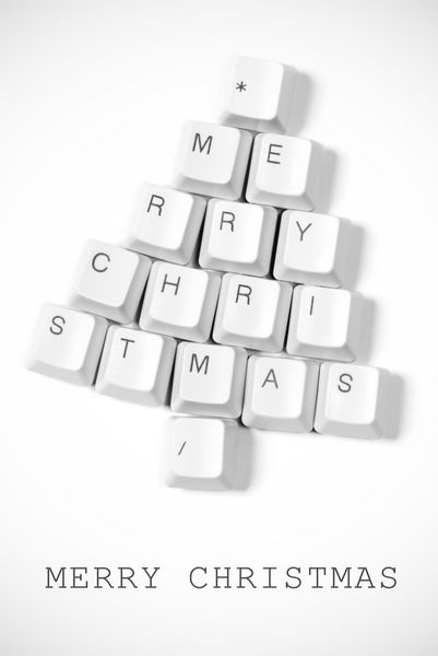 کارت کریسمس - درخت کریسمس ساخته شده از کلیدهای کامپیوتری پس زمینه سفید با عکس