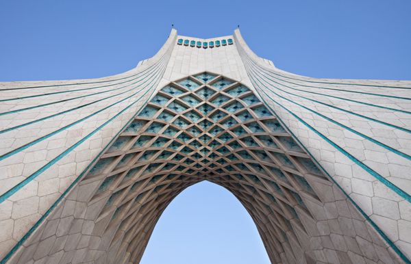 تهران - 11 فوریه جزئیات بنای یادبود آزادی از زیر طاق اصلی در 11 فوریه 2012 در تهران بنای یادبود آزادی مشهورترین بنای تاریخی تهران است که در مرکز میدان آزادی قرار دارد