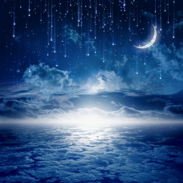 پس زمینه آرام آسمان شب آبی با ماه ستاره ها ابرهای زیبا افق درخشان