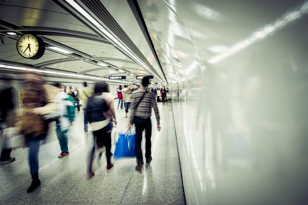 افراد تجاری در ایستگاه مترو تاری انتزاعی راه می روند