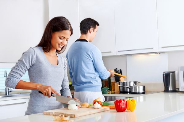 زوجی که در حال پختن غذای سالم در تهیه غذای سبک زندگی آشپزخانه هستند