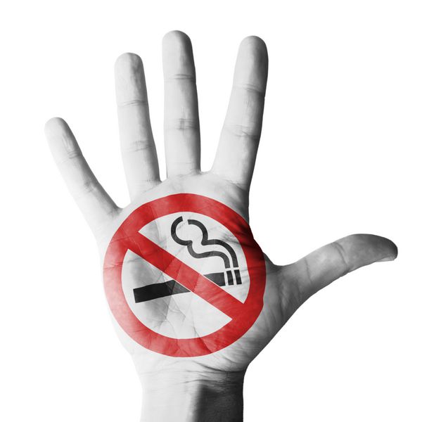 سیگار ممنوع - جدا شده در پس زمینه سفید