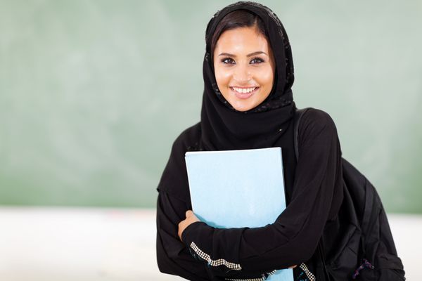 دختر زیبای دانشجوی خاور میانه در مقابل تخته سیاه