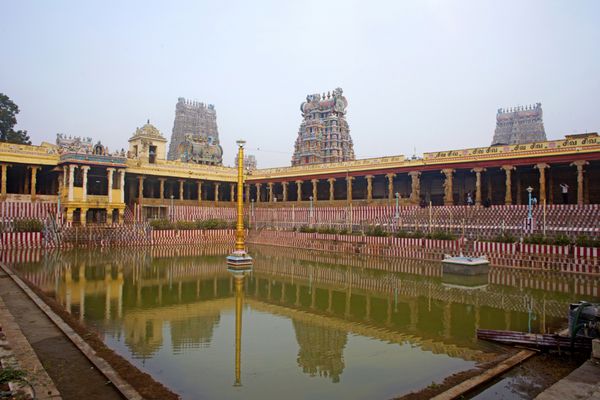 معبد هندو میناکشی در مادورای تامیل نادو جنوب هند مجسمه هایی روی گوپورا برج معبد هندو