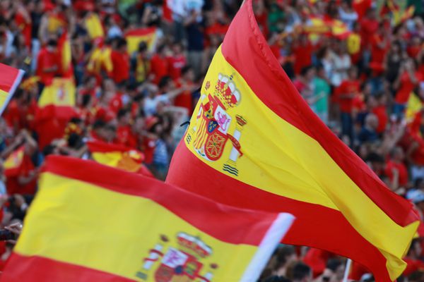 پرچم اسپانیا بر روی استادیوم فوتبال