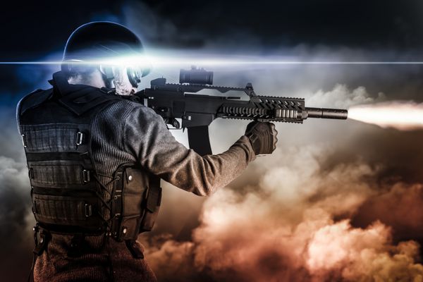 سرباز حمله با تفنگ بر روی ابرهای آخرالزمانی شلیک