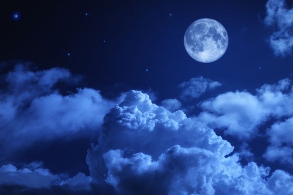 آسمان شب غم انگیز با ماه کامل و ستاره های درخشان