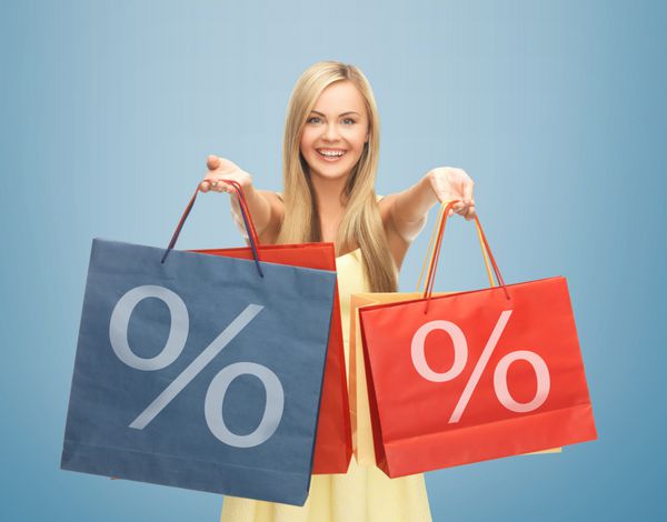 عکس زن شادی که کیسه خرید با علامت درصد در دست دارد