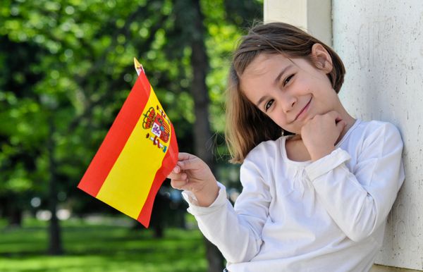 یک دختر جوان با پرچم اسپانیا