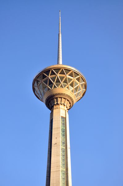 تهران ایران - حدود آگوست 2012 برج میلاد تهران در برابر آسمان آبی حدوداً اوت 2012 برج میلاد بلندترین برج بتنی ایران و ششمین برج در جهان است