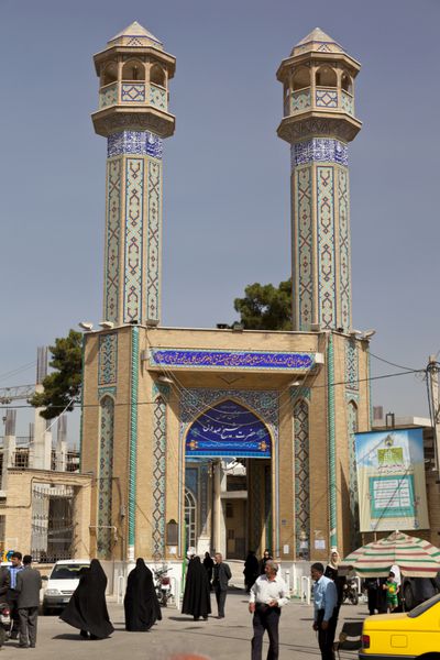 تهران ایران - 31 مه زنان ایرانی برای اقامه نماز در 31 می 2013 در تهران ایران به مسجد مصلی می روند